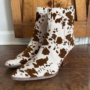 Qupid size 7.5 Brown Cow Print Booties